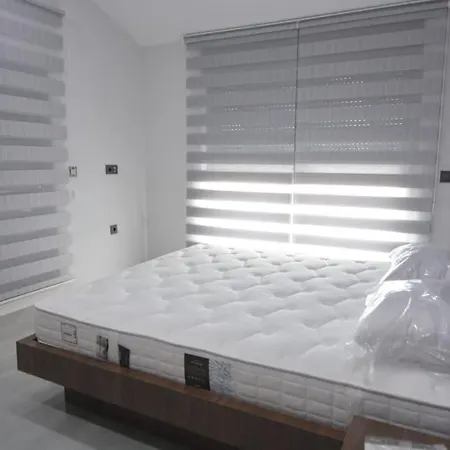 Sleeps 7, Luxury With Shared Pool - Awz 241 *